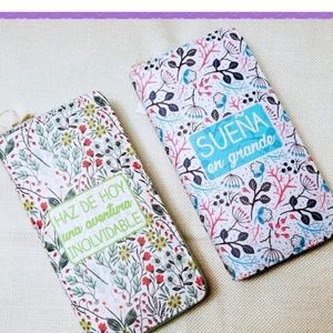 Wallets with motivational messages in Spanish